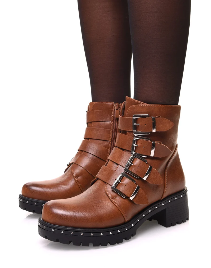 Bottines camelles à sangles multiples et semelle cloutée