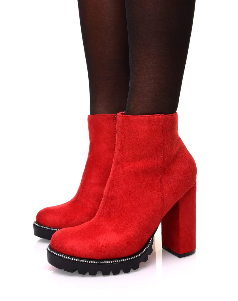 Bottines rouges en suédine à talon et semelle crantée