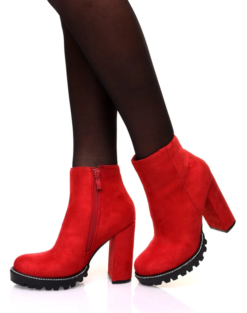 Bottines rouges en suédine à talon et semelle crantée