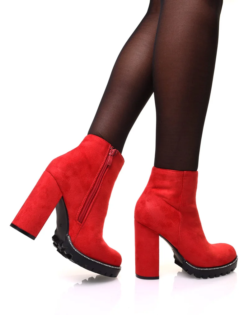 Bottines rouges en suédine à talon et semelle crantée