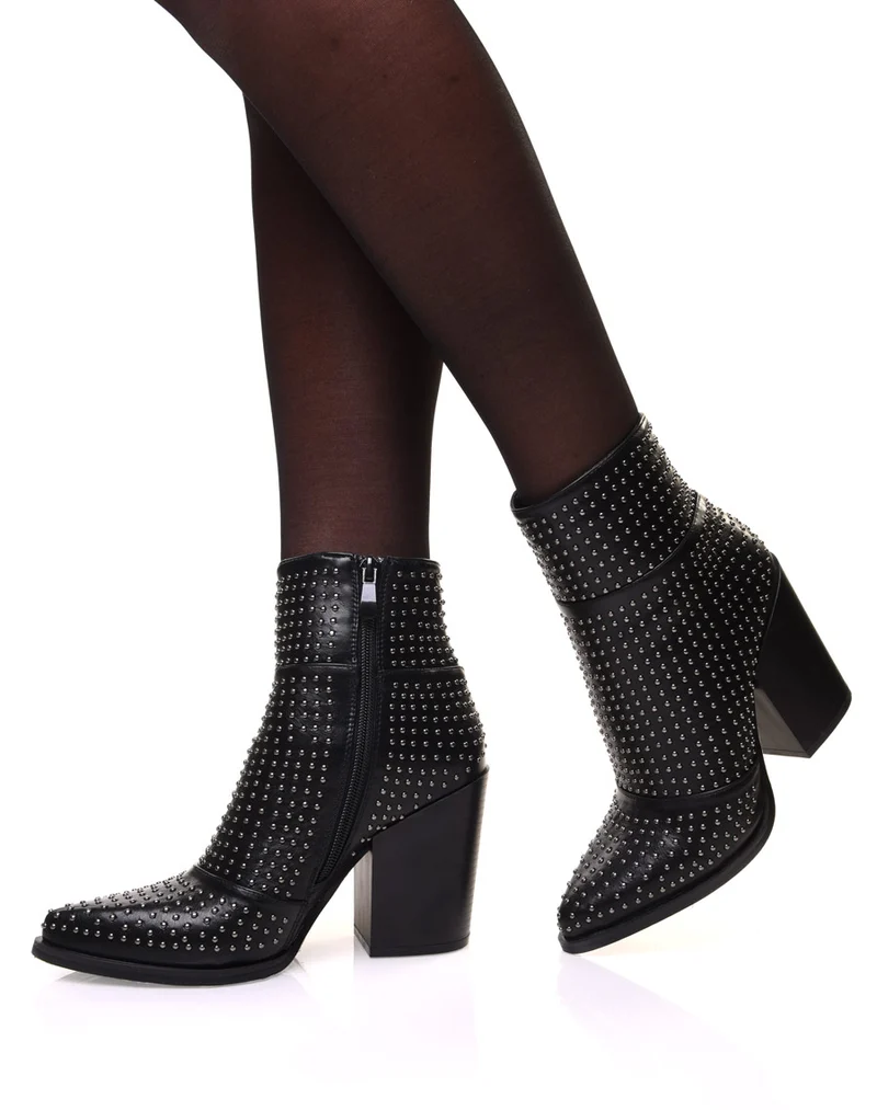 Bottines noires à talon et bout pointu ornées de petits clous