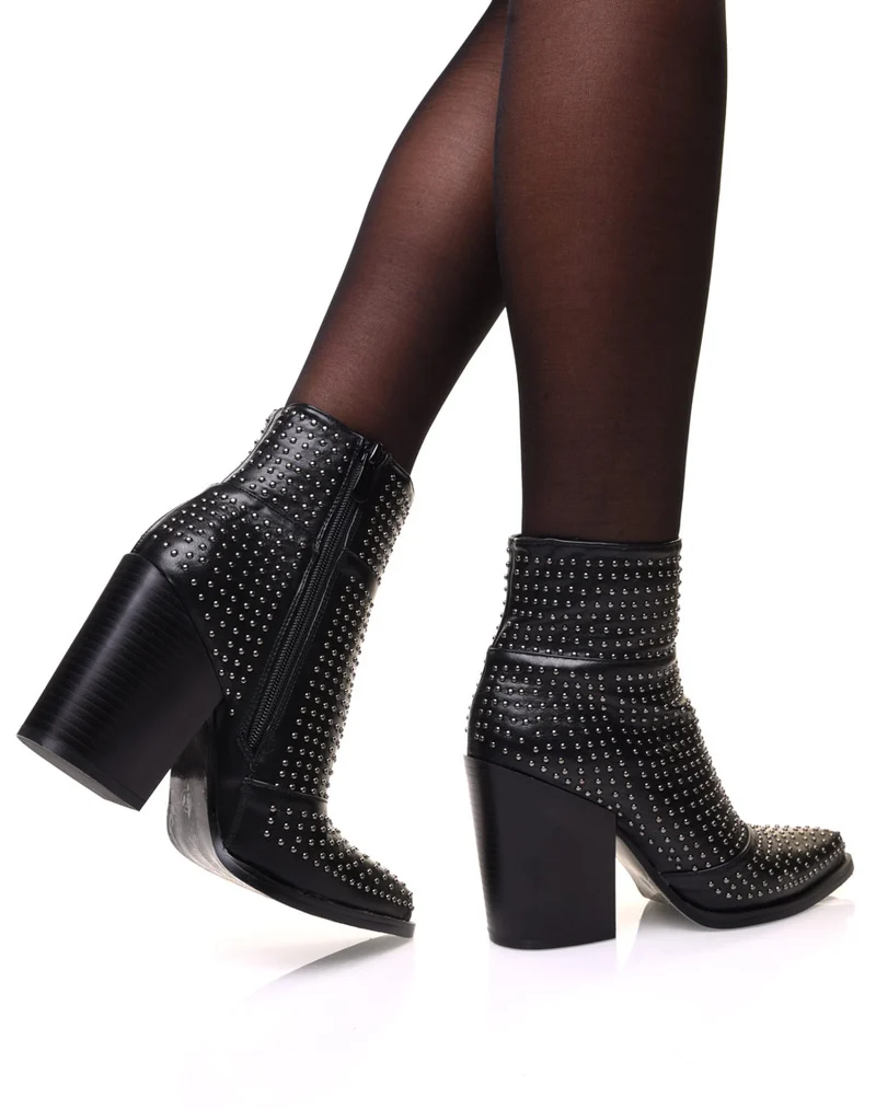Bottines noires à talon et bout pointu ornées de petits clous