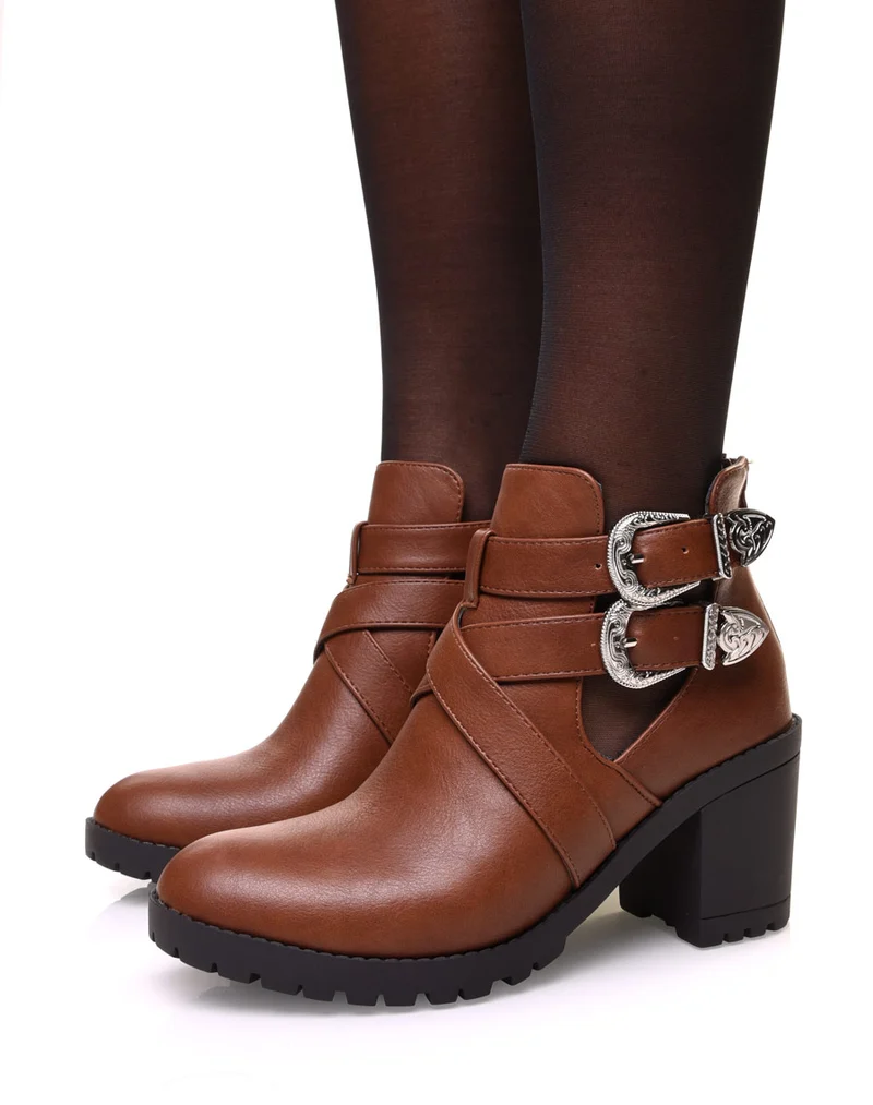 Bottines camelles ajourées à talons avec lanières entrelacées