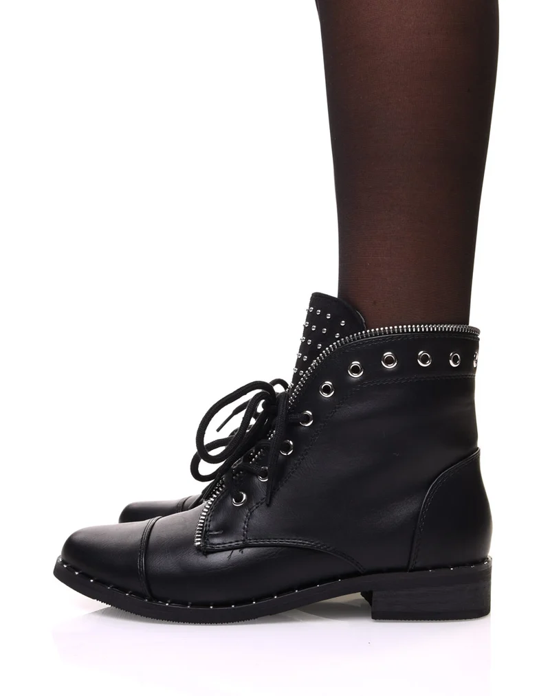 Bottines noires à semelle cloutée et bords à œillets