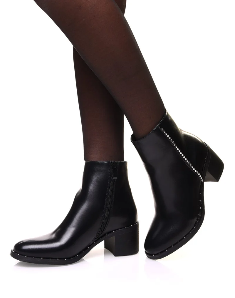 Bottines noires à surpiqûre perlée sur le côté