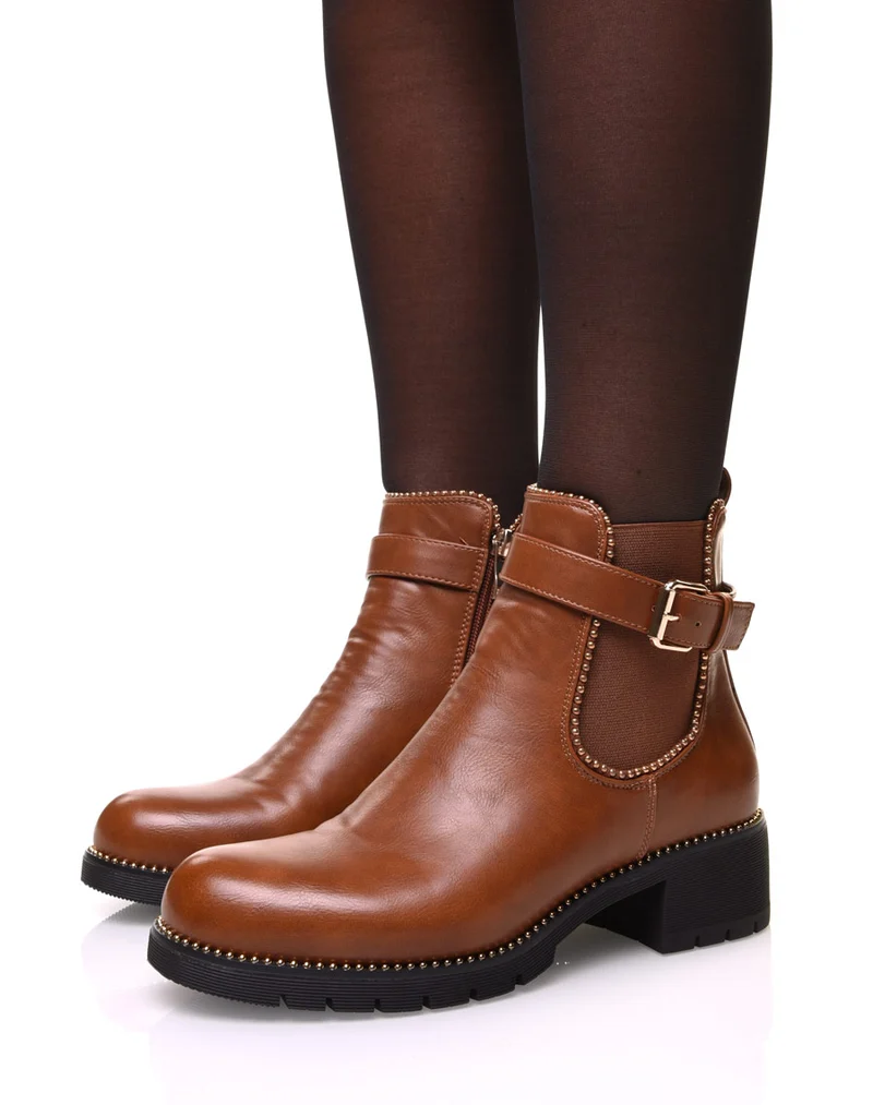 Bottines camelles à détails perles et fine sangle décorative
