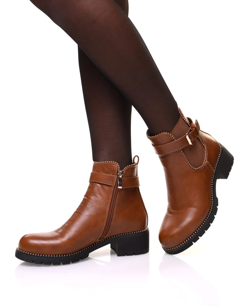Bottines camelles à détails perles et fine sangle décorative