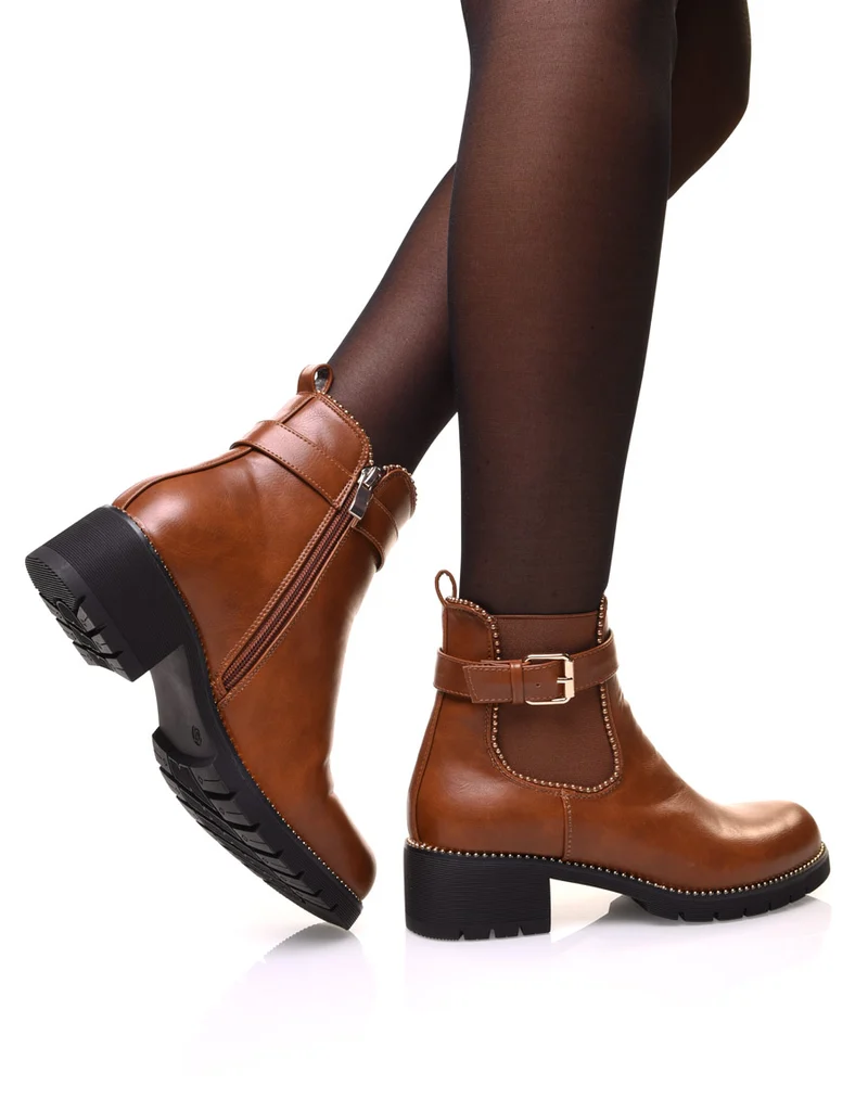 Bottines camelles à détails perles et fine sangle décorative