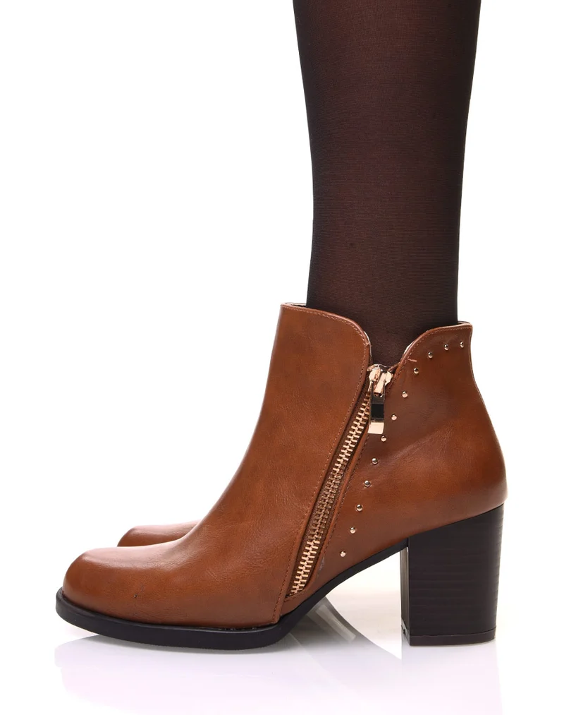 Bottines camelles à talon mi haut et fermeture décorative