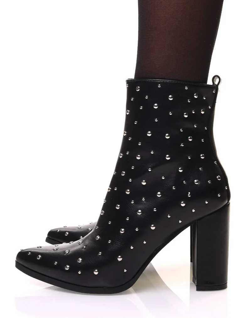 Bottines à talon haut noires ornées de clous ronds