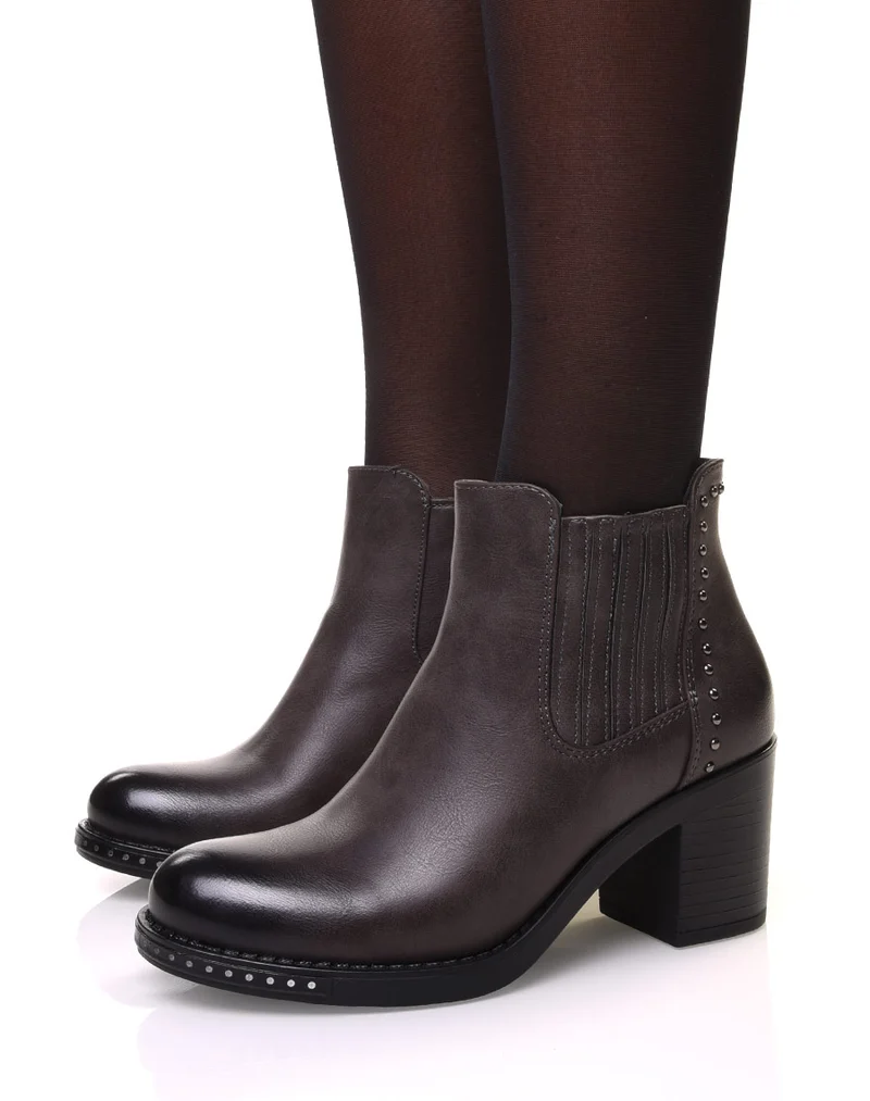 Bottines grises à talons ornés de petits clous ronds