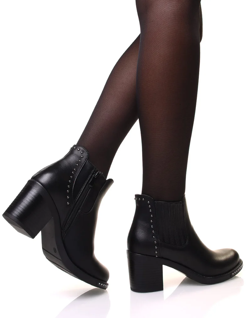 Bottines noires à talons ornés de petits clous ronds