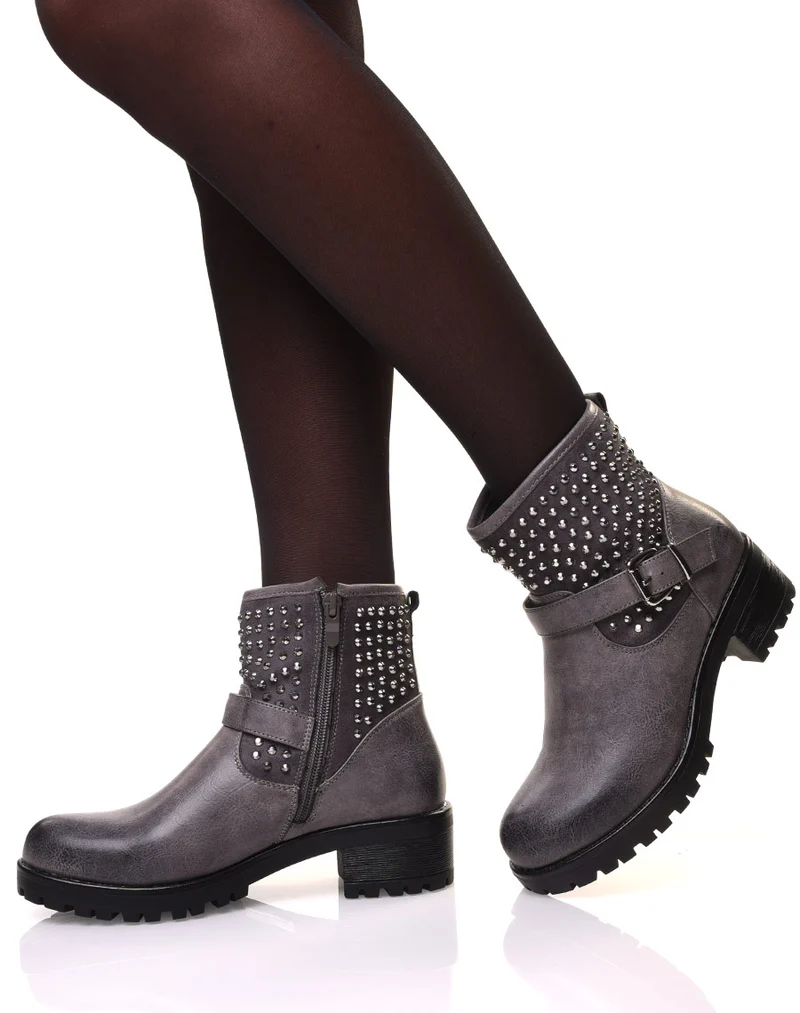 Bottines grises à lanières ornées de petits clous