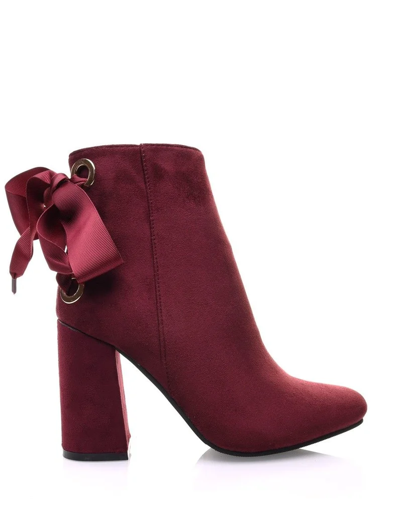 Bottines bordeaux en suédine à talons et lacets satin