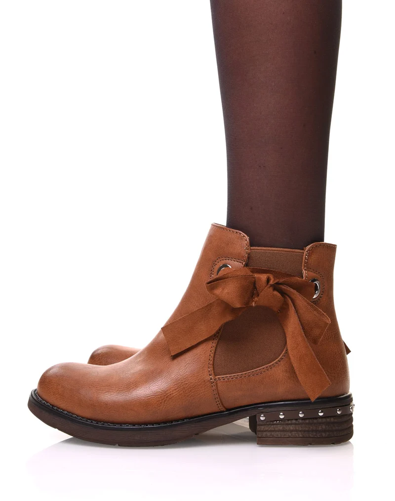 Bottines camelles à nœud et œillets