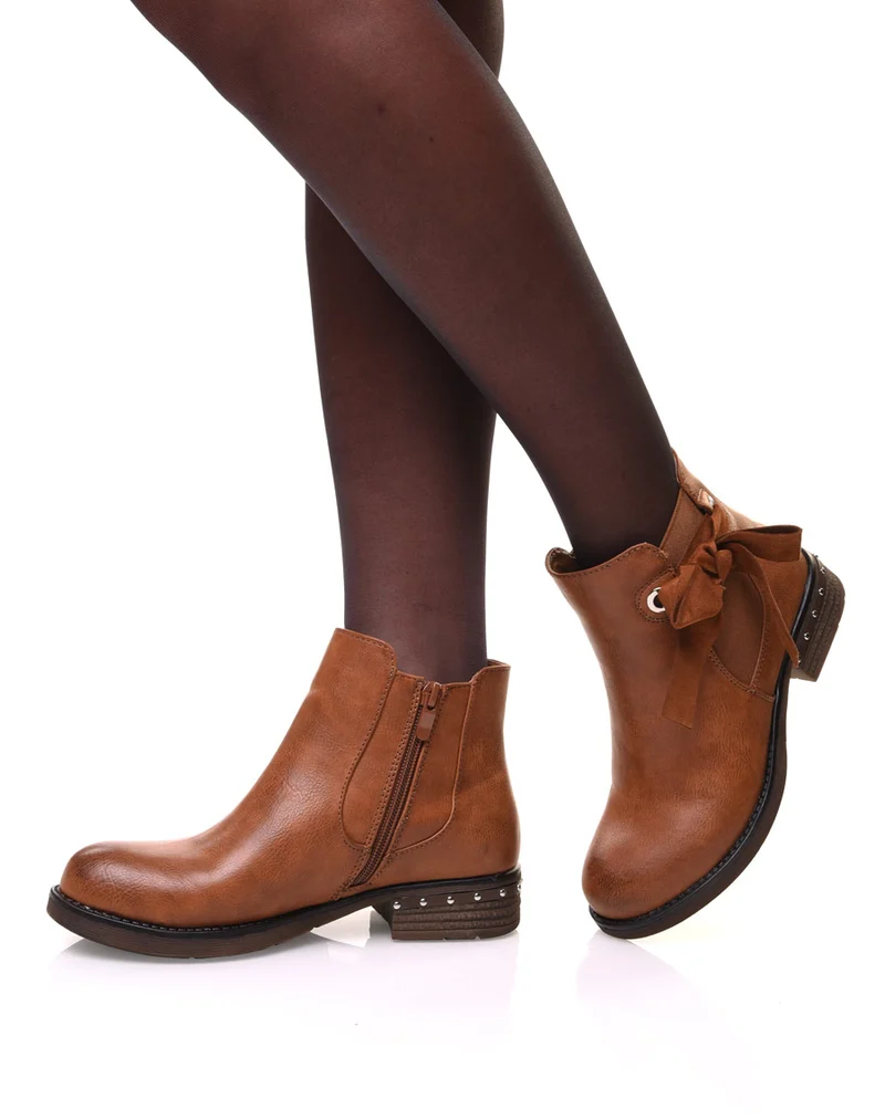 Bottines camelles à nœud et œillets