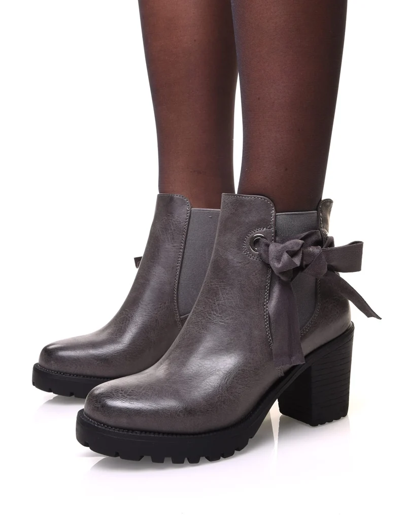 Bottines crantées grises à nœud et œillets