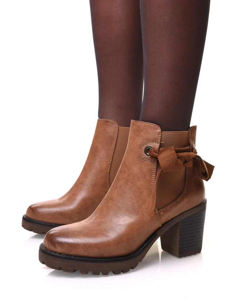 Bottines crantées camel à nœud et œillets