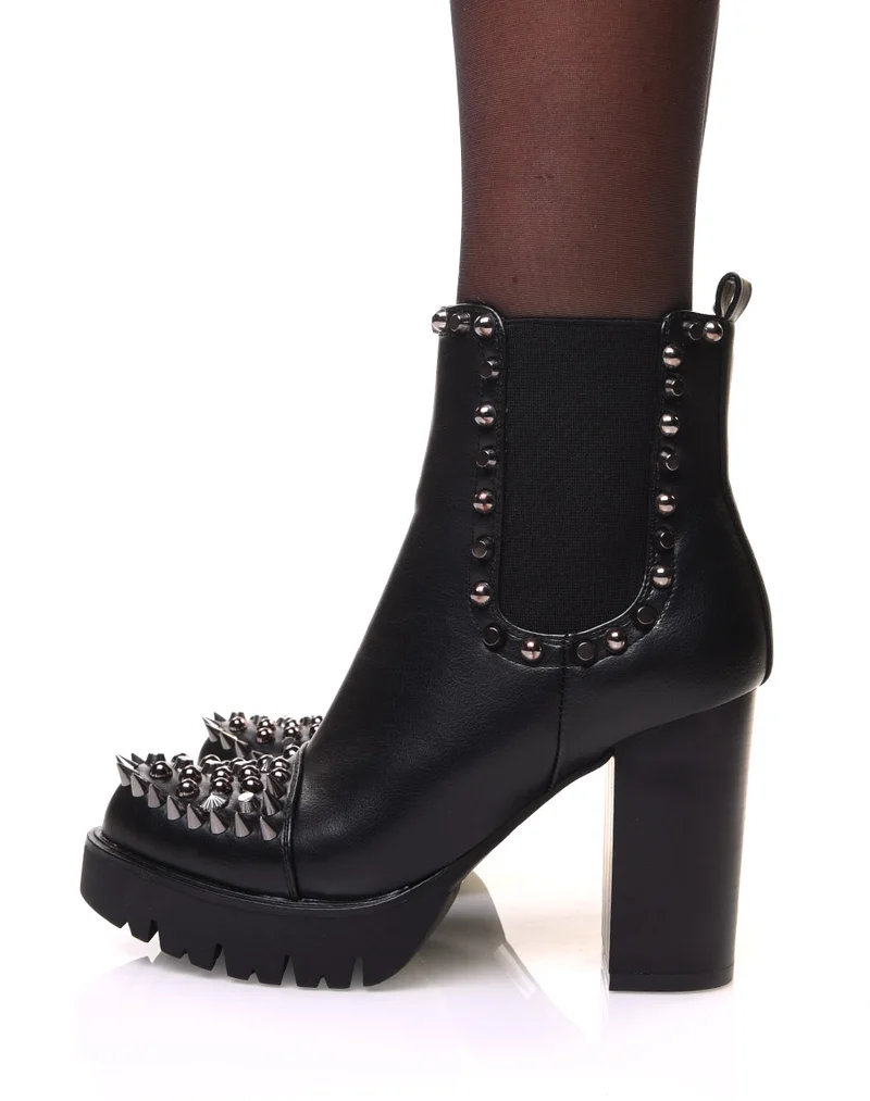 Bottines noires à talons et clous