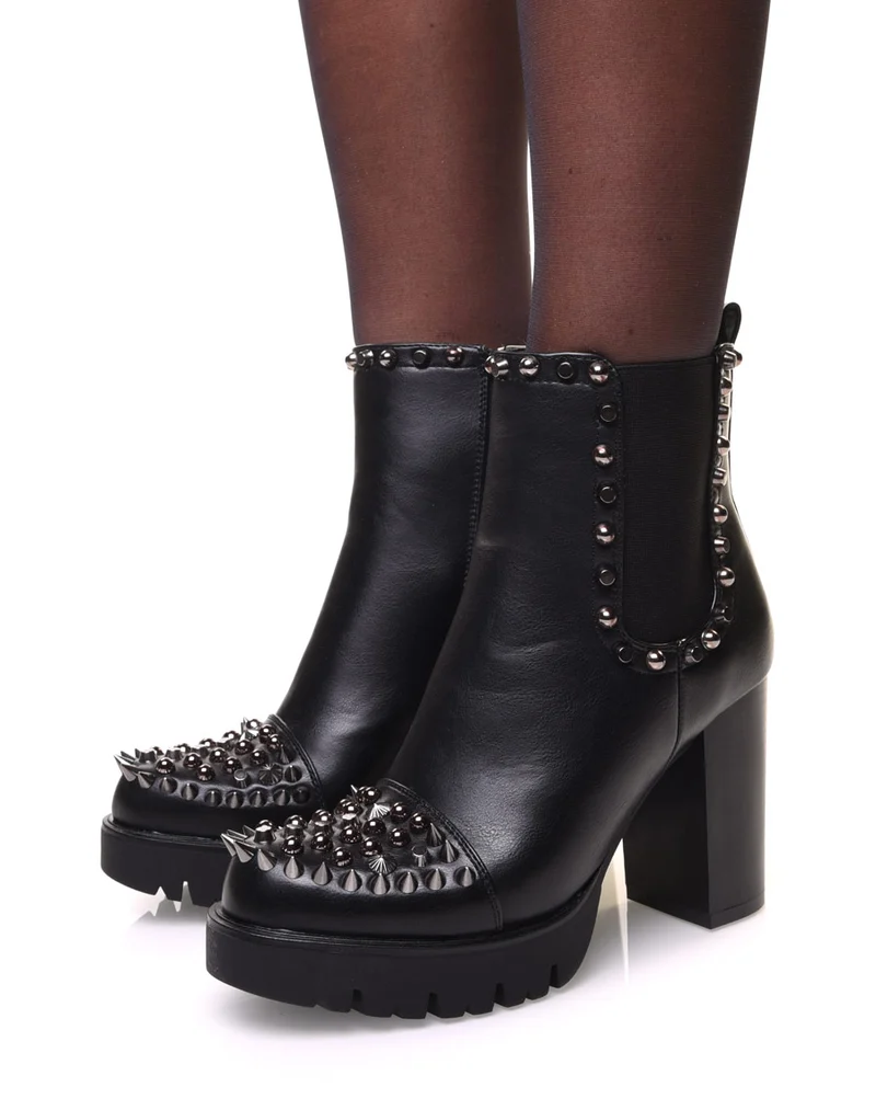 Bottines noires à talons et clous