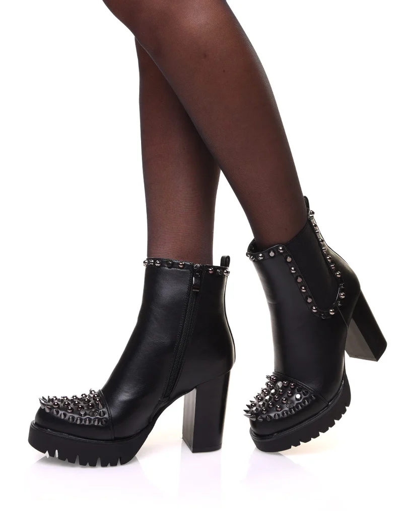 Bottines noires à talons et clous