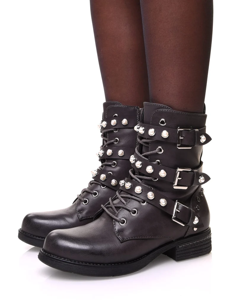 Bottines grises à lacets et lanières ornées de perles