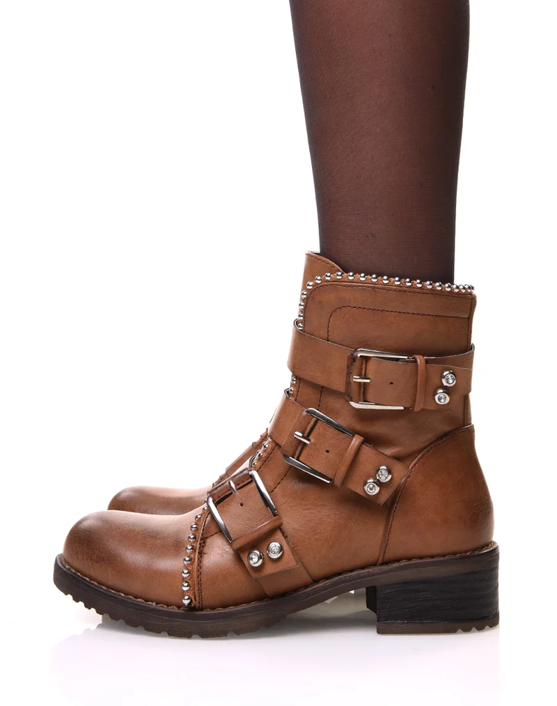 Bottines camelles à brides et détails cloutés