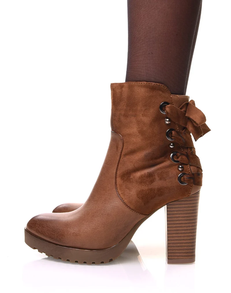 Bottines camelles bi matières à talons et lacet à l’arrière