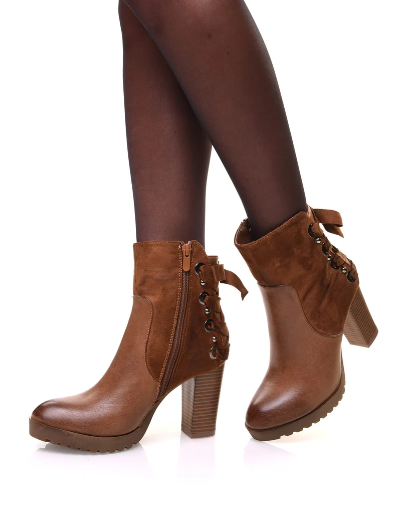Bottines camelles bi matières à talons et lacet à l’arrière