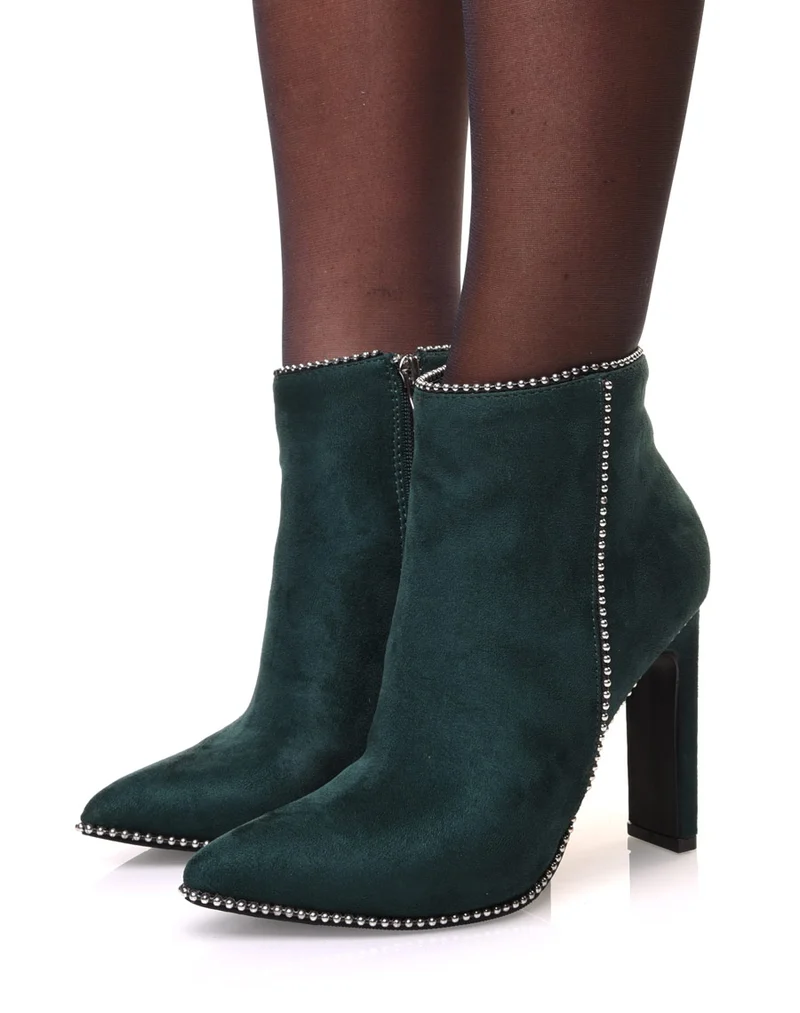 Bottines vertes émeraude en suédine avec détails cloutés et talons
