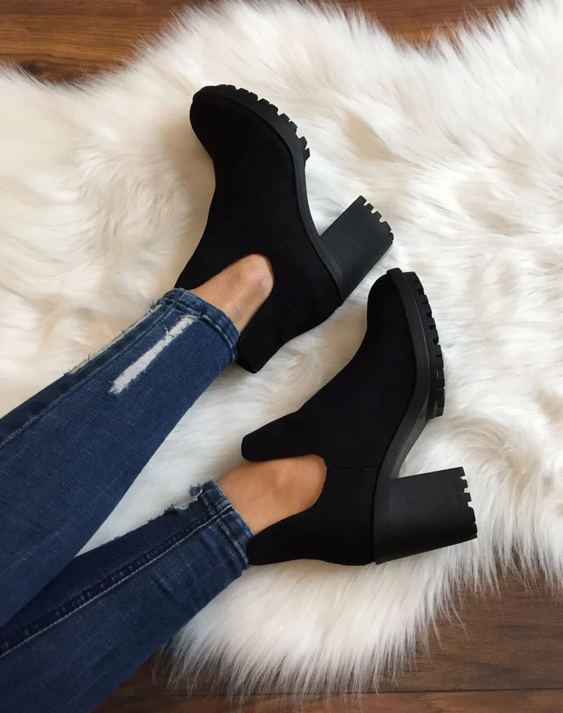 Bottines noires ajourées et semelle crantée