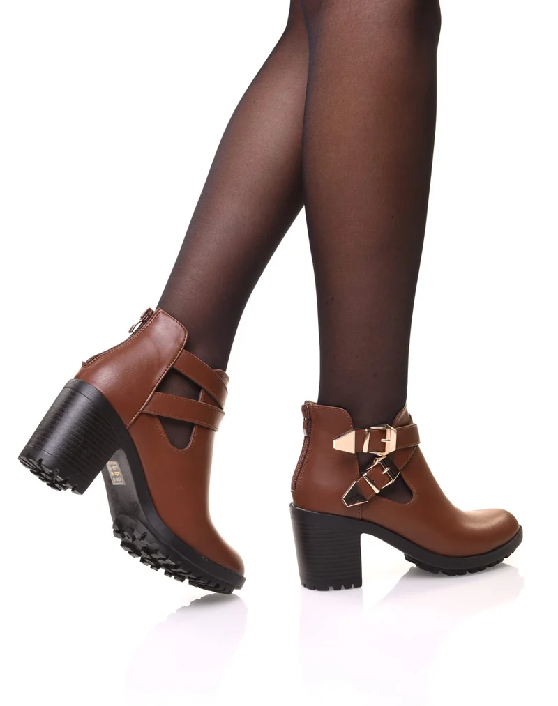 Bottines camel crantées à boucles croisées