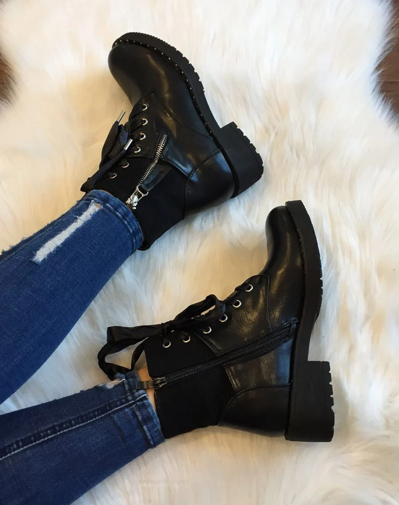 Bottines noires à lacets et semelles cloutées