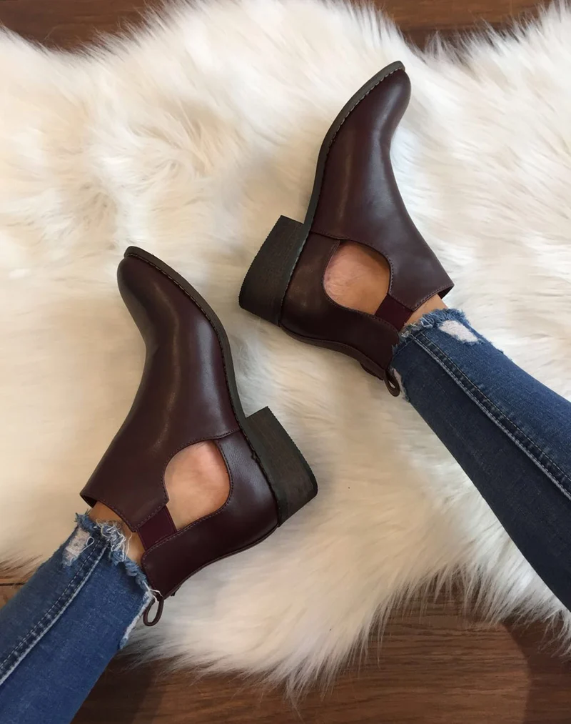 Bottines plates bordeaux ajourées avec sangle