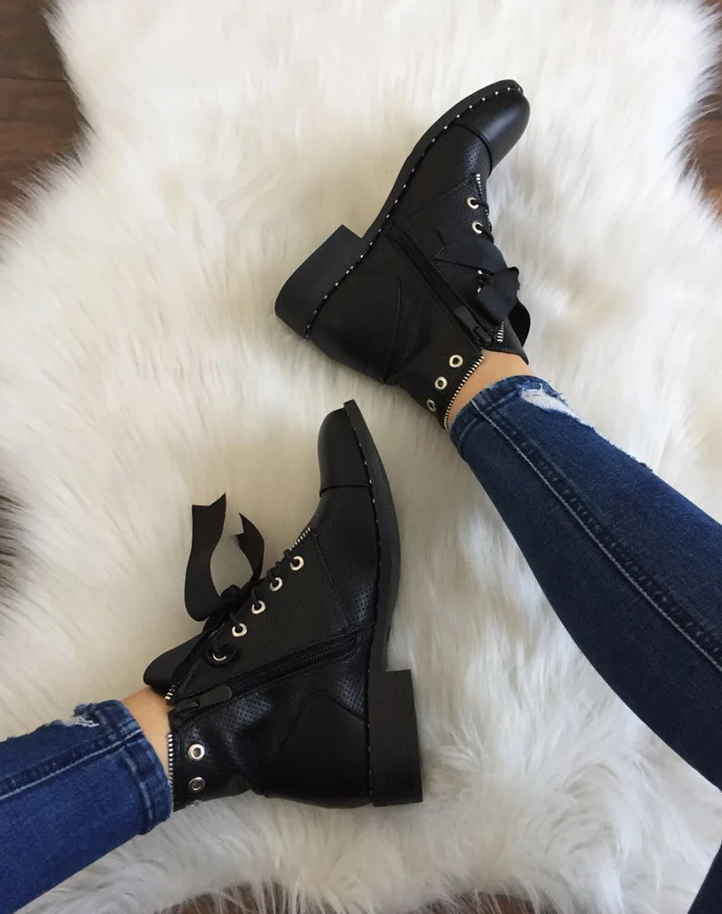 Bottines noires perforées