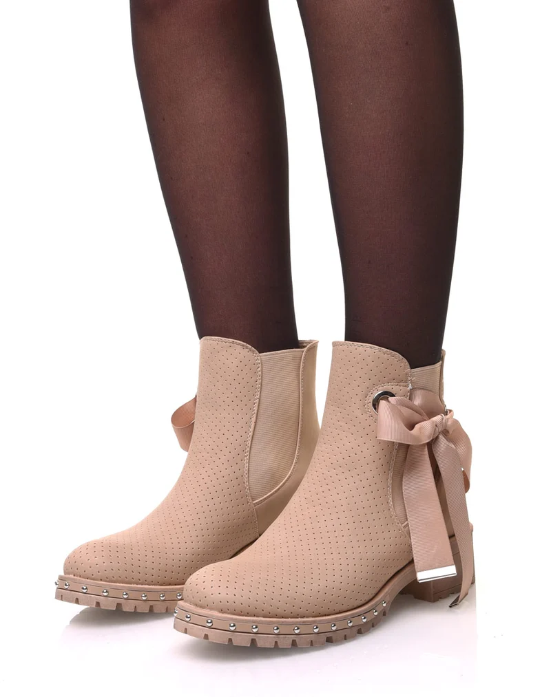 Bottines beiges perforées à semelles crantées