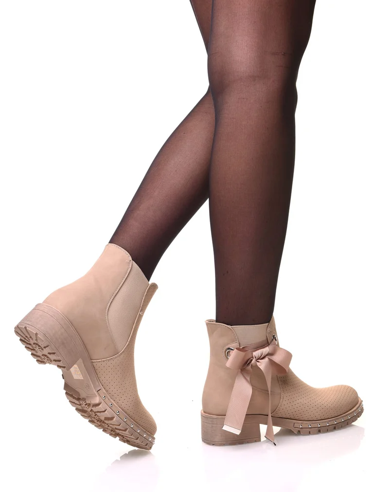 Bottines beiges perforées à semelles crantées