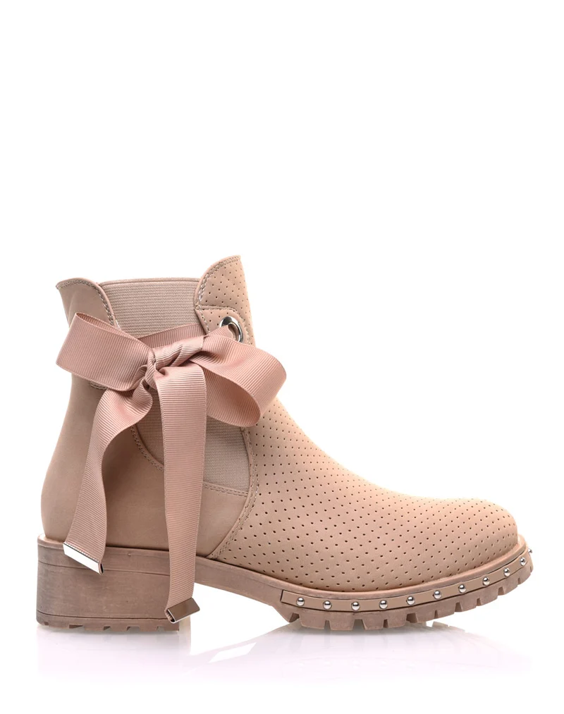 Bottines beiges perforées à semelles crantées
