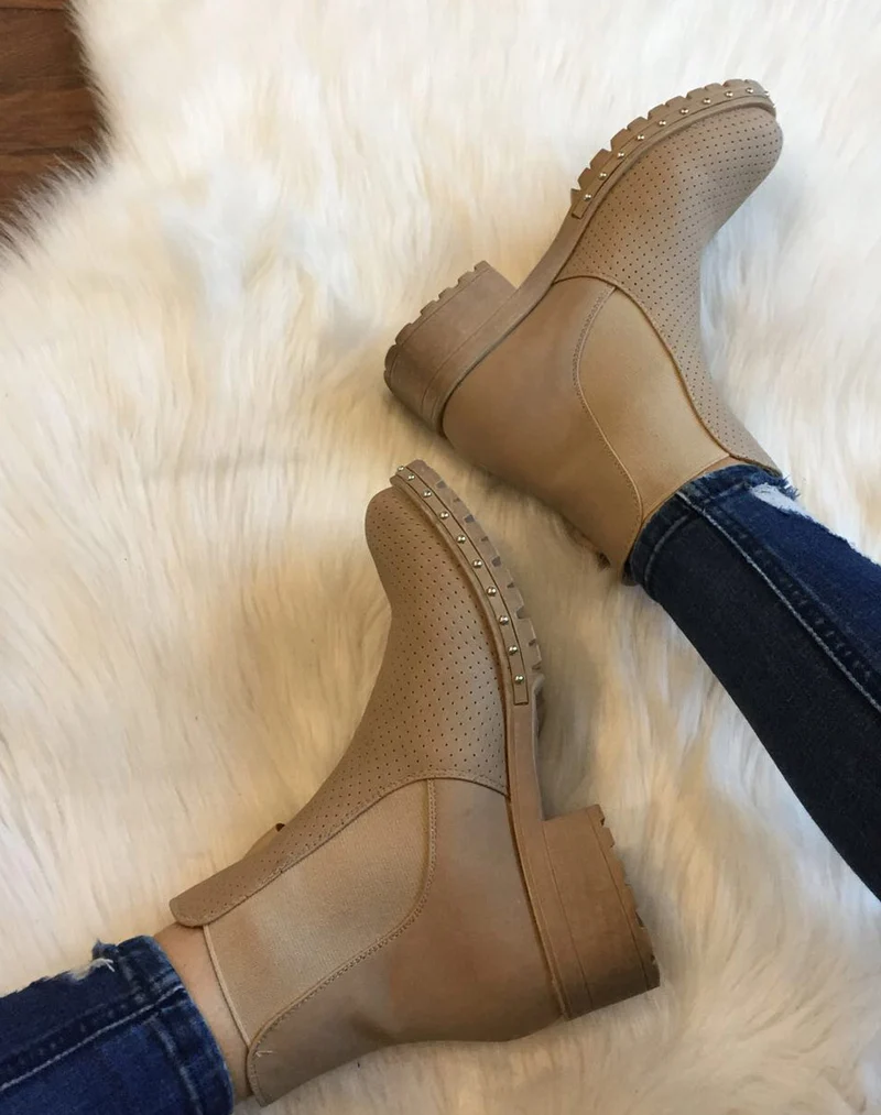 Bottines beiges perforées à semelles crantées