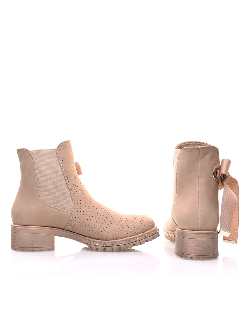Bottines beiges perforées à semelles crantées