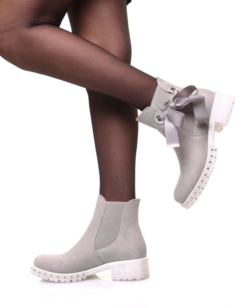 Bottines grises perforées à semelles crantées