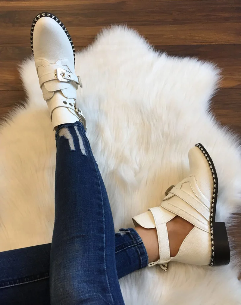 Bottines blanches ajourées semelles cloutées