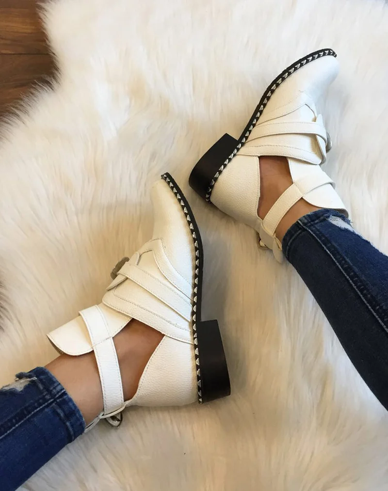 Bottines blanches ajourées semelles cloutées