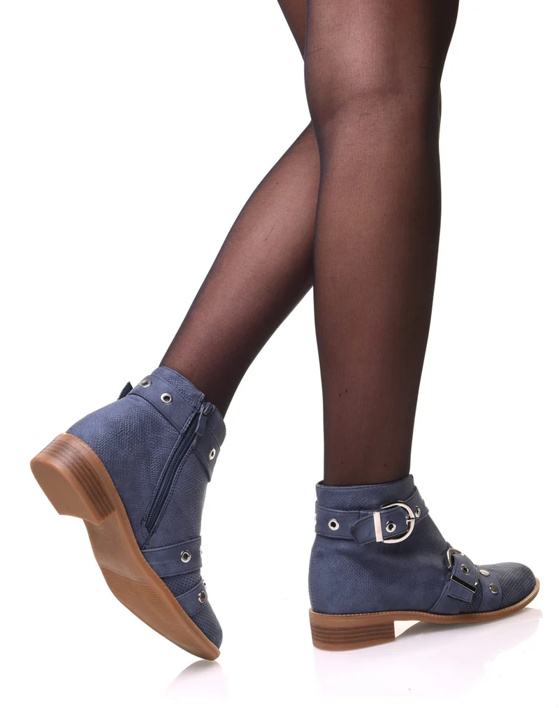 Bottines bleues lanières cloutées ouvertes à l’avant