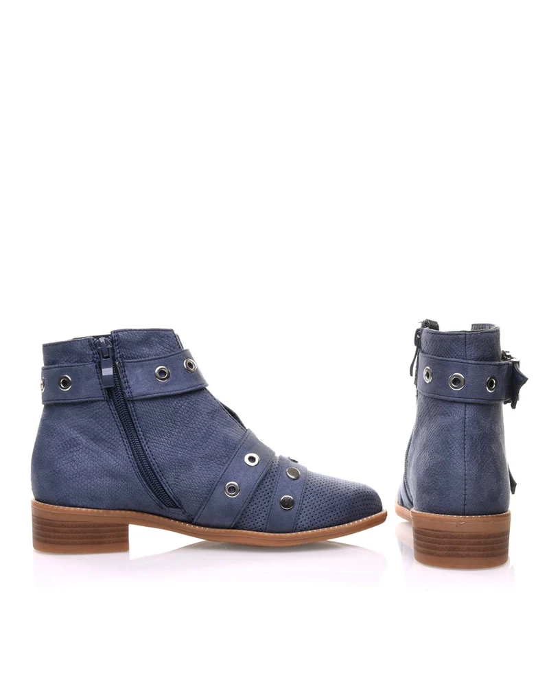 Bottines bleues lanières cloutées ouvertes à l’avant
