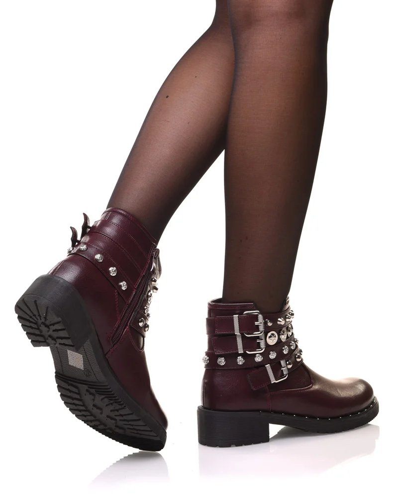 Bottines bordeaux avec différentes lanières cloutées