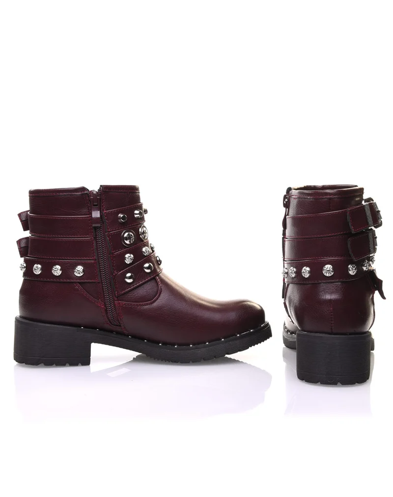 Bottines bordeaux avec différentes lanières cloutées