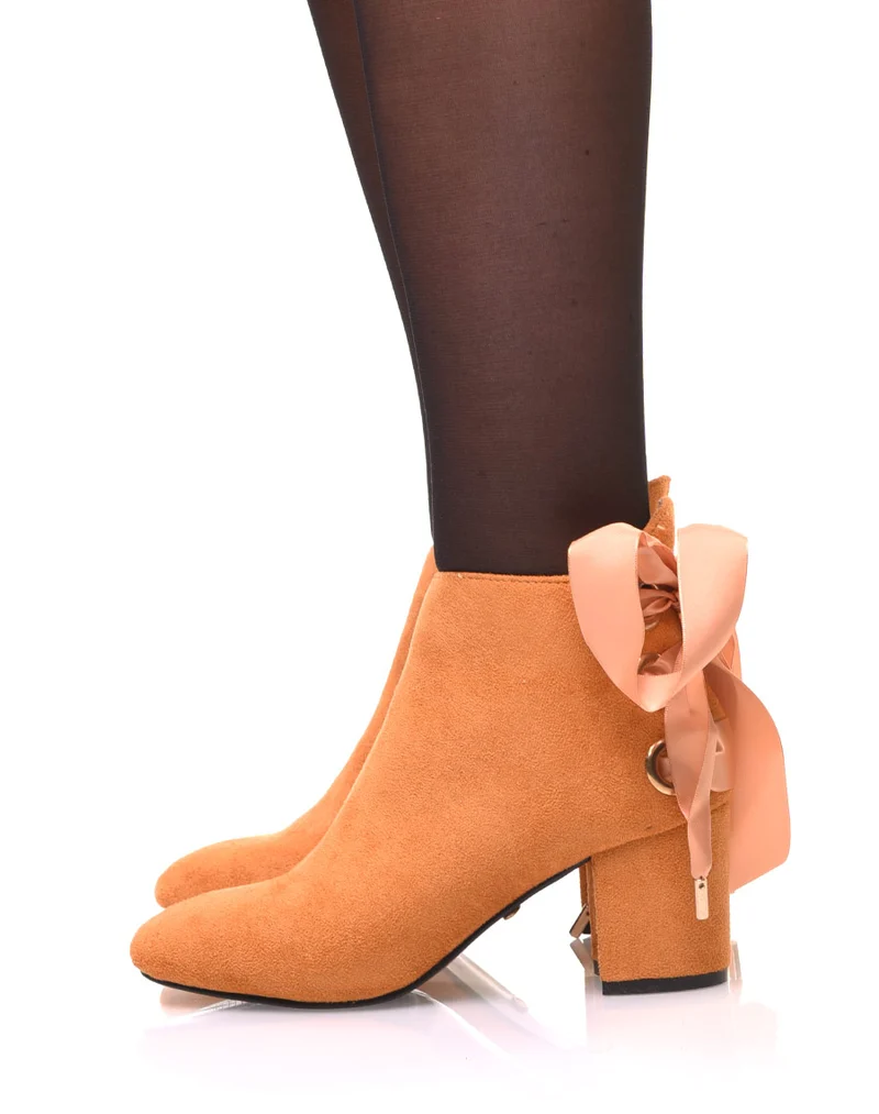 Bottines moutarde talons mi hauts lacets en satin