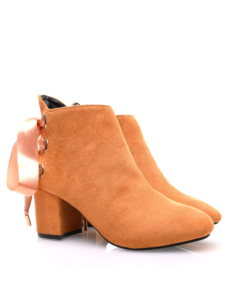 Bottines moutarde talons mi hauts lacets en satin