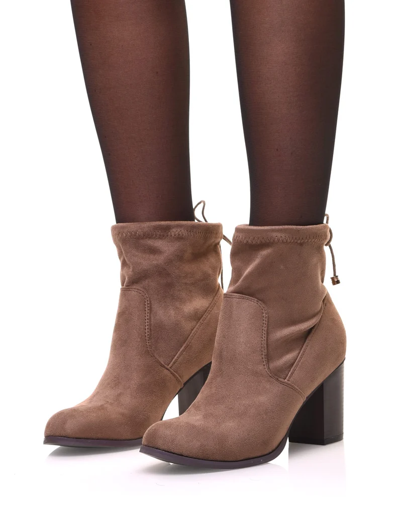 Bottines taupes souples en suédine à talons